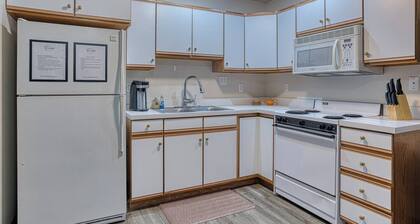 RiverTown Retro: 1970s Retreat | 1BR Downtown Newburgh | Walk to River & Coffee