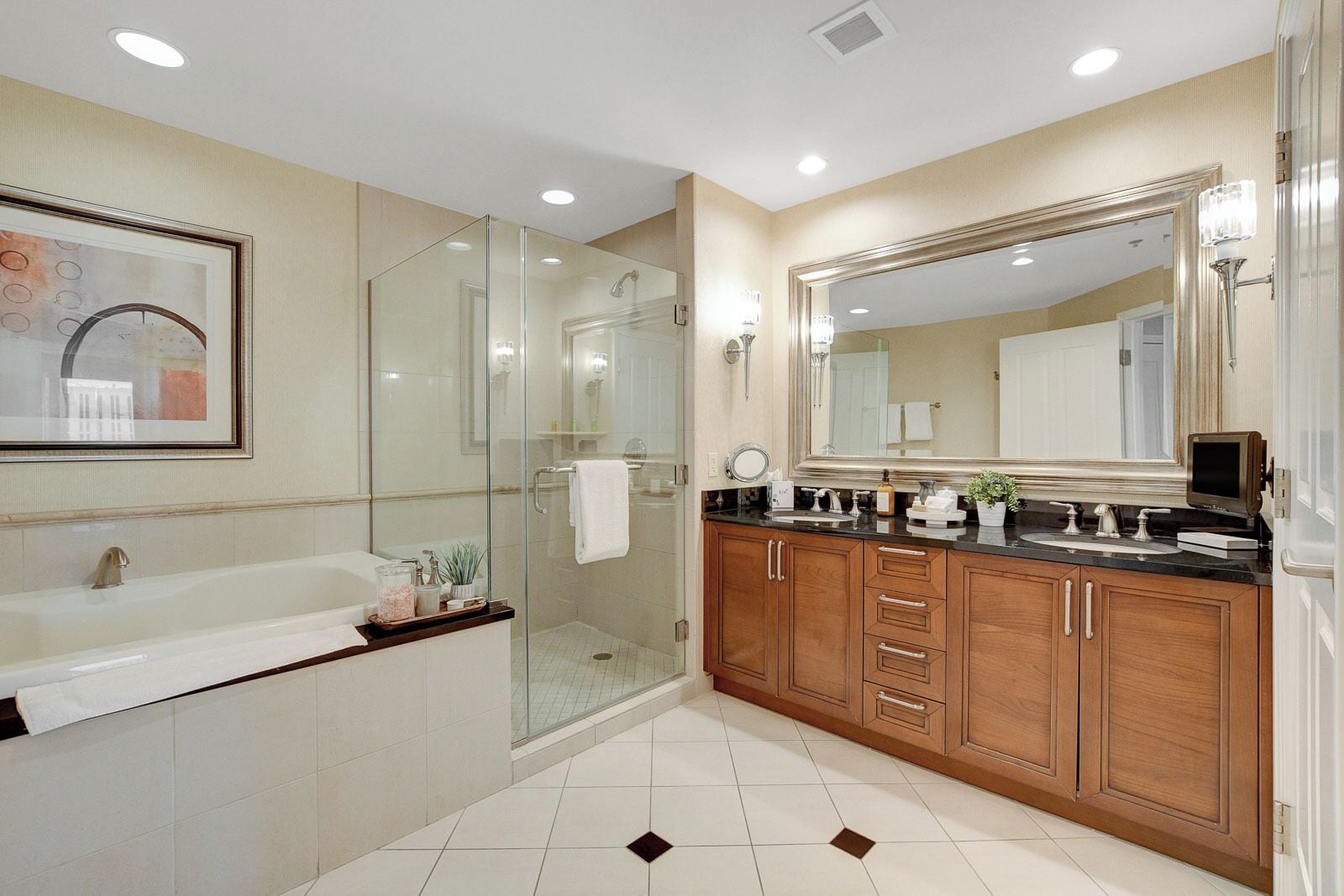 Suite estudio junior, cocineta, vista a la ciudad | Baño | Amenidades de baño gratuitas, secadora de cabello, toallas, jabón 