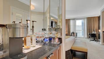 Studio Suite Junior, bếp nhỏ, quang cảnh thành phố | Bộ đồ giường cao cấp, két bảo mật tại phòng, bàn, màn/rèm cản sáng