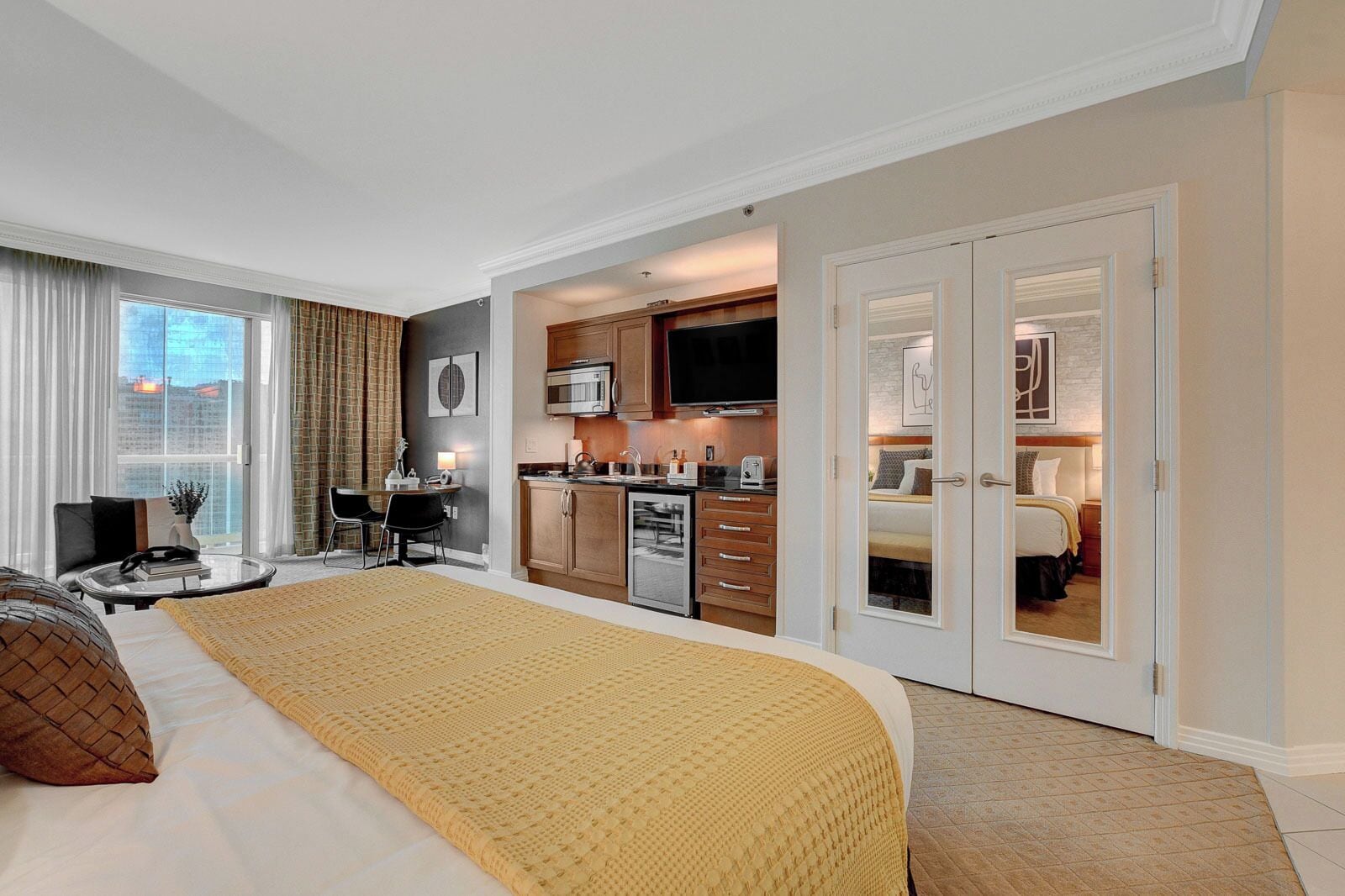 Junior studio suite, kitchenette, uitzicht op stad | Luxe beddengoed, een kluis op de kamer, een bureau