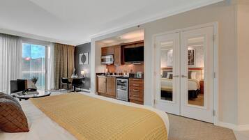 Junior studio suite, kitchenette, uitzicht op stad | Luxe beddengoed, een kluis op de kamer, een bureau