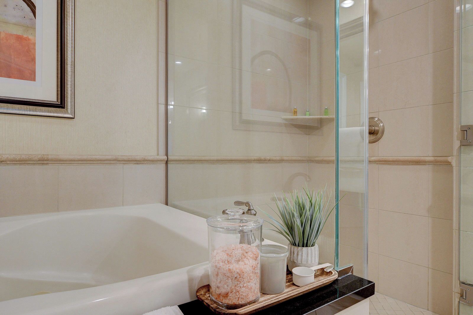 Studio Suite Junior, bếp nhỏ, quang cảnh thành phố | Phòng tắm | Đồ dùng nhà tắm miễn phí, máy sấy tóc, khăn tắm, xà phòng 