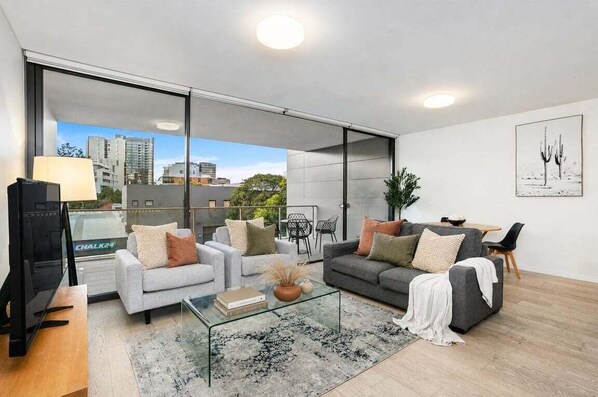 TV - ROSE9 - Sunlit Rosebery Stay | Balcony & Easy Airport Access (Sydney)
