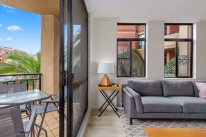TV, offices - Bright 2-Bed Retreat Near Darling Harbour (Pyrmont)
