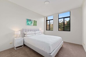 Desk, WiFi, bed sheets - Bright 2-Bed Retreat Near Darling Harbour (Pyrmont)
