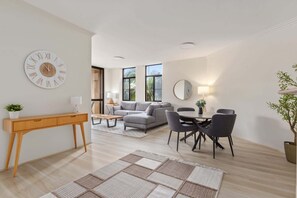 TV, offices - Bright 2-Bed Retreat Near Darling Harbour (Pyrmont)