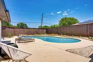 Outdoor pool - Mid-century modern style house, open concept in Plano (Plano)