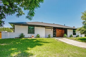 Exterior - Mid-century modern style house, open concept in Plano (Plano)
