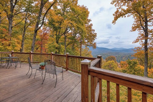 Mountain 3BR cabin w/breathtaking views, home gym, and pool table!