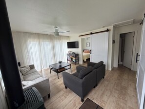 Smart TV - Lovango Hideaway Beach Resort-4 cottages with private beach on Lake Huron! (Oscoda)
