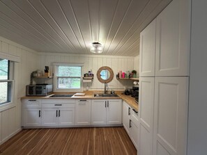 Private kitchen - Lovango Hideaway Beach Resort-4 cottages with private beach on Lake Huron! (Oscoda)