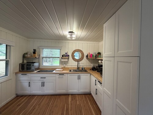 Lovango Hideaway Beach Resort-4 cottages with private beach on Lake Huron!