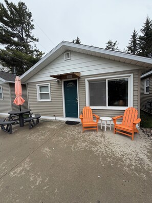 Outdoor dining - Lovango Hideaway Beach Resort-4 cottages with private beach on Lake Huron! (Oscoda)