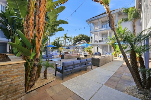 Standard King Room | Balcony or Patio, Pool & Parking near Boardwalk