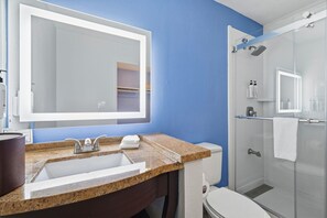 Bathroom - Standard King Room | Balcony or Patio, Pool & Parking near Boardwalk (Santa Cruz)