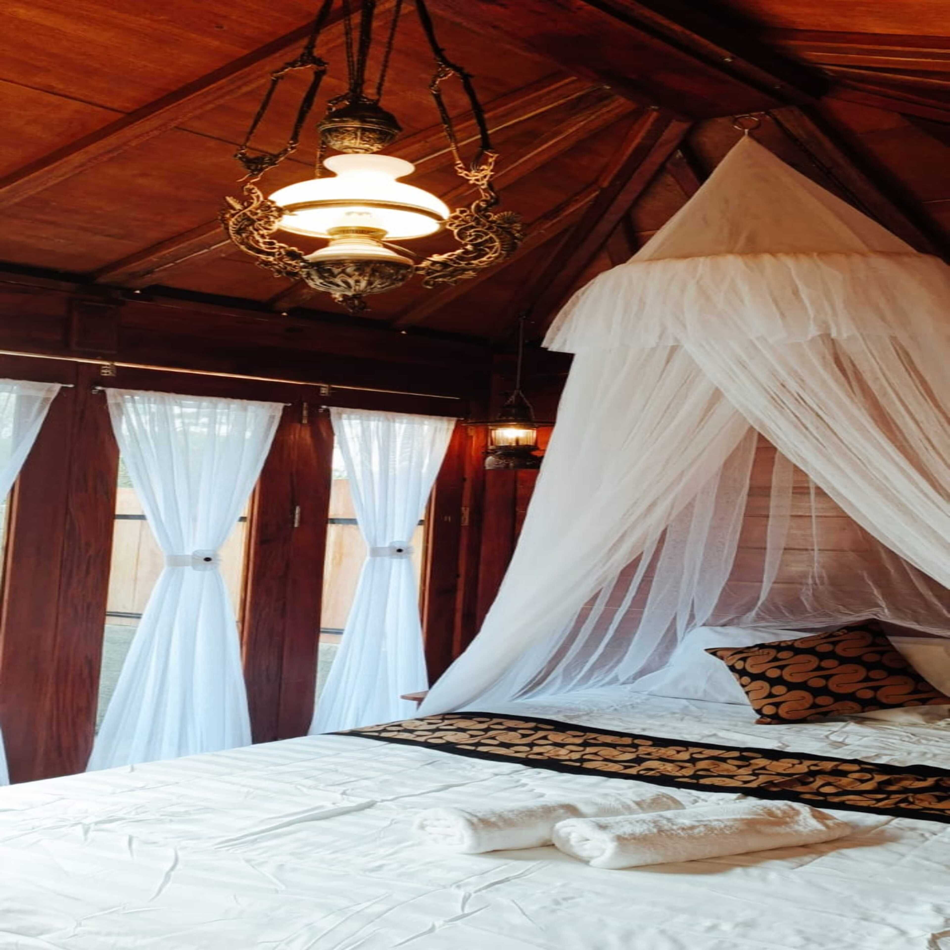 Deluxe Bungalow | Desk, bed sheets