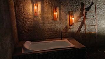 Deluxe Bungalow | Bathroom