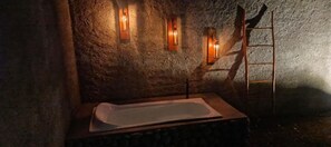 Deluxe bungalow | Badkamer | Handdoeken, zeep, shampoo, toiletpapier