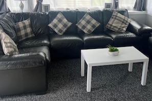 TV, fireplace, stereo - Skegness 2-Bed Caravan, Sleeps 6, 6 mins to Beach (Skegness)