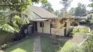 Exterior - Charming mud brick retreat in the heart of Cockatoo, (Cockatoo)