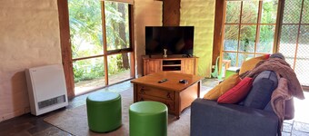 Charming mud brick retreat in the heart of Cockatoo,