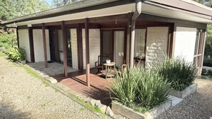 Exterior - Charming mud brick retreat in the heart of Cockatoo, (Cockatoo)