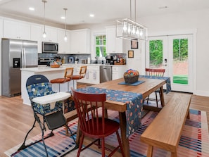 Dining - A Reel Peach: Cozy Lake Sinclair getaway, sleeps 8, dog-friendly. (Eatonton)