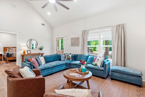 A Reel Peach: Cozy Lake Sinclair getaway, sleeps 8, dog-friendly.