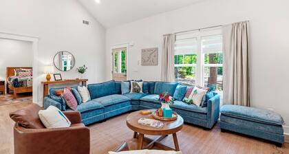 A Reel Peach: Cozy Lake Sinclair getaway, sleeps 8, dog-friendly.