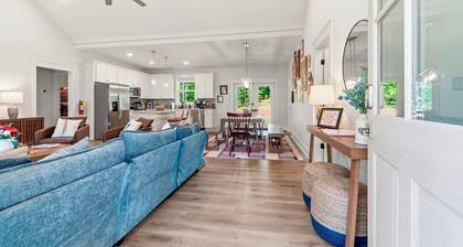 A Reel Peach: Cozy Lake Sinclair getaway, sleeps 8, dog-friendly.