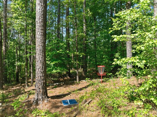 A Reel Peach: Cozy Lake Sinclair getaway, sleeps 8, dog-friendly.