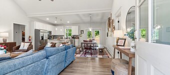 A Reel Peach: Cozy Lake Sinclair getaway, sleeps 8, dog-friendly.