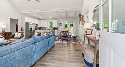 A Reel Peach: Cozy Lake Sinclair getaway, sleeps 8, dog-friendly.