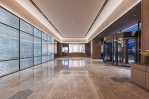 A modern lobby with a polished marble floor, a reception desk, and a glass partition wall. - Crystal Orange Hotel UESTC Chengdu West (Chengdu)