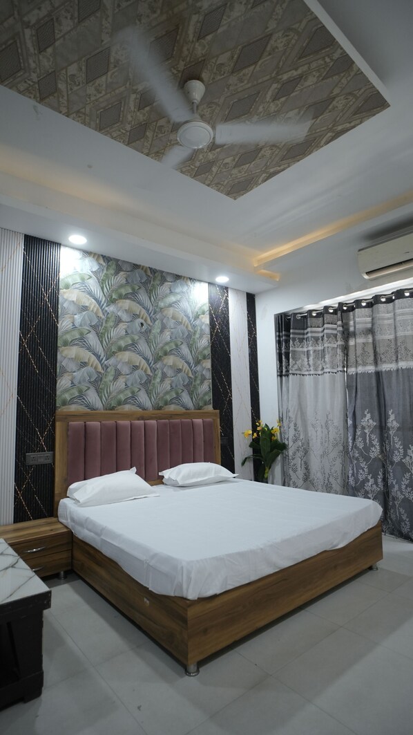 Desk, laptop workspace, free WiFi - Arista Stays (Greater Noida)