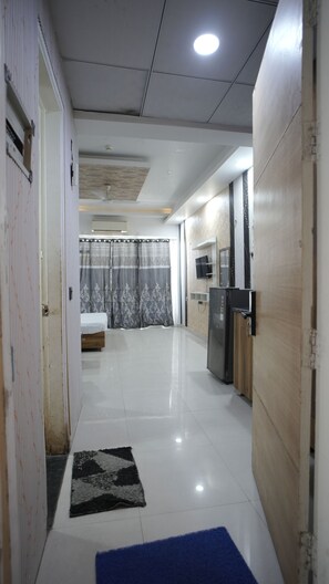 Desk, laptop workspace, free WiFi - Arista Stays (Greater Noida)