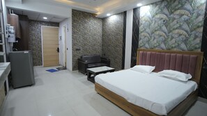 Desk, laptop workspace, free WiFi - Arista Stays (Greater Noida)
