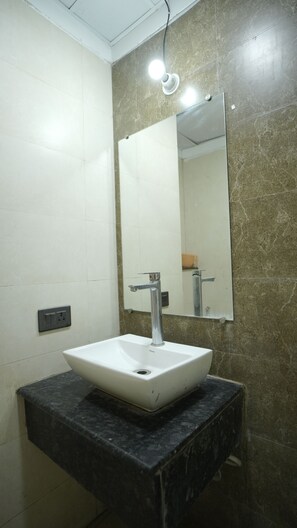 Deluxe Double or Twin Room | Bathroom - Arista Stays (Greater Noida)