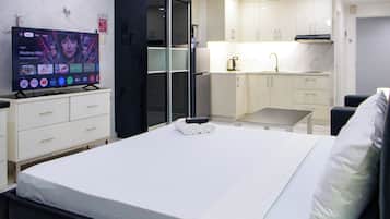 Comfort-Studio, Poolzugang, Stadtblick | Schreibtisch, laptopgeeigneter Arbeitsplatz, kostenloses WLAN