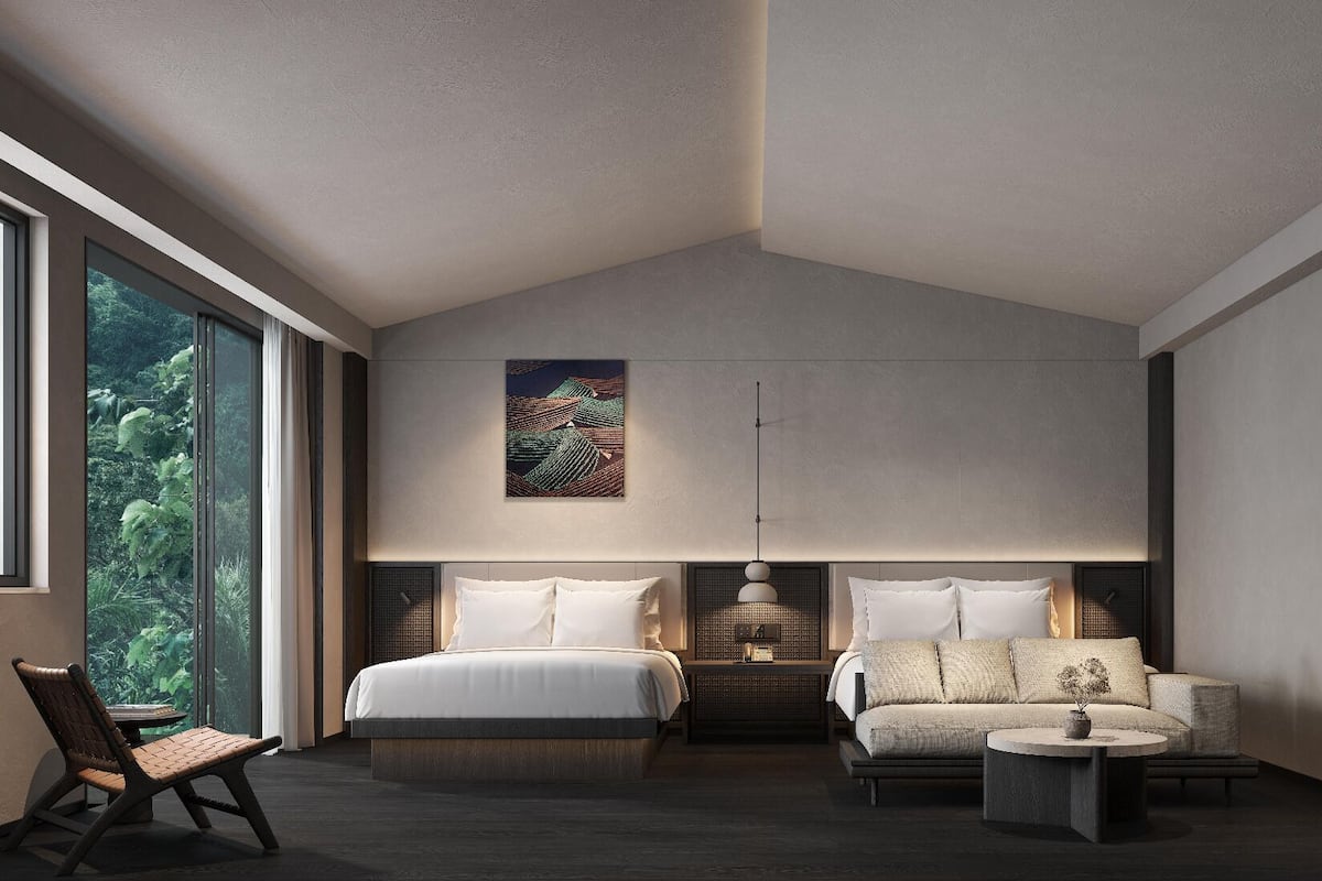 Un dormitorio moderno con una cama grande, un sofá, una silla y una mesa.