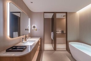 Executive Suite, City View | Bathroom | Hair dryer, slippers, towels, shampoo - Orange Crystal Hotel Chengdu Financial  (Chengdu)