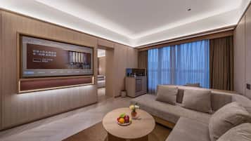 Classic Suite, City View | Living area