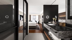 Peralatan tempat tidur premium, busa memori, bar mini percuma, meja 