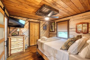 2 bedrooms, free WiFi, bed sheets - Cooper Creek-Peaceful 2BR fishing cabin on Cooper Creek w/hot tub. Dog-friendly! (Suches)