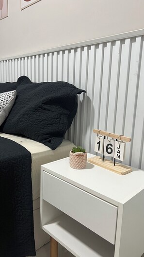Tabla de planchar con plancha, wifi, ropa de cama