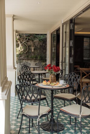 Outdoor dining - La Thong Boutique Da Lat (Da Lat)
