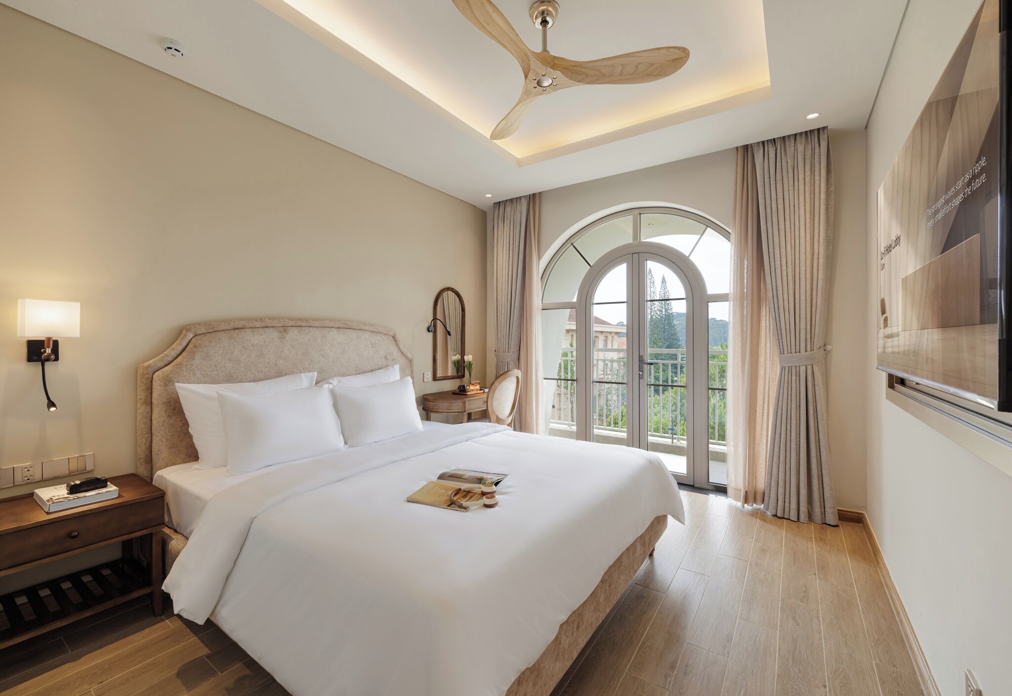 Quarto casal superior, sacada, vista para a cidade | Frigobar (abastecido com alguns itens grátis), cofres nos quartos