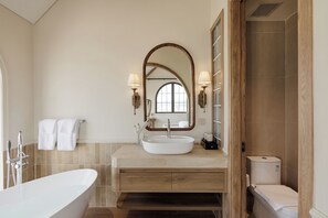 Suite ejecutiva, 1 cama King size, hidromasaje, vista a la ciudad | Baño | Amenidades de baño gratuitas, secadora de cabello, pantuflas, bidet 