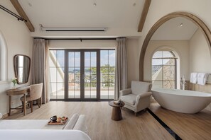 Executive suite, 1 kingsize bed, hot tub, uitzicht op stad | Een minibar met enkele gratis items, een kluis op de kamer