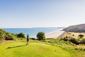 A golf course with a view of the beach and ocean. - Ker Alran - PLENEUF VAL ANDRE (PLENEUF VAL ANDRE)